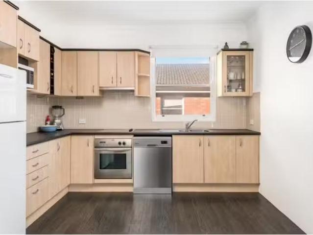 Charming 12/1 Gannon Avenue, Dolls Point Apartment for rent L.