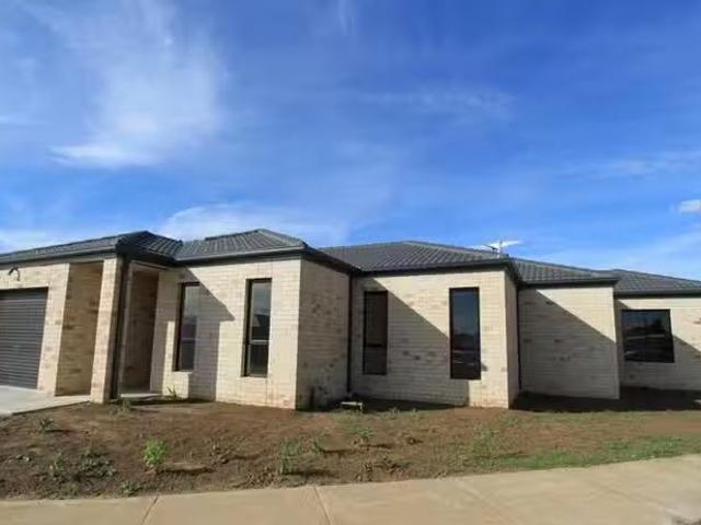 Cozy 1/21 Lakewood Boulevard, Melton, VIC 3337