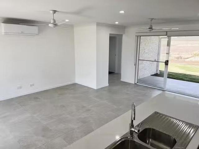 Cozy 1/22 Aquila Drive, Meringandan West, QLD 4352