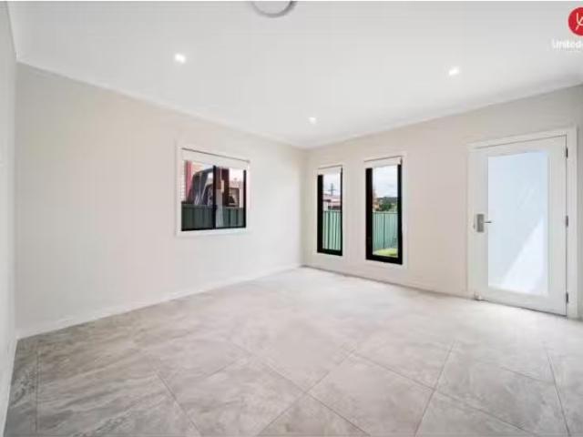 Cozy 122b Graham Avenue, LURNEA House for rent Listed by Meli.