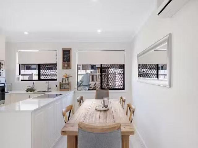 Nice 1/24 Bruce Avenue, Paradise Point, QLD 4216
