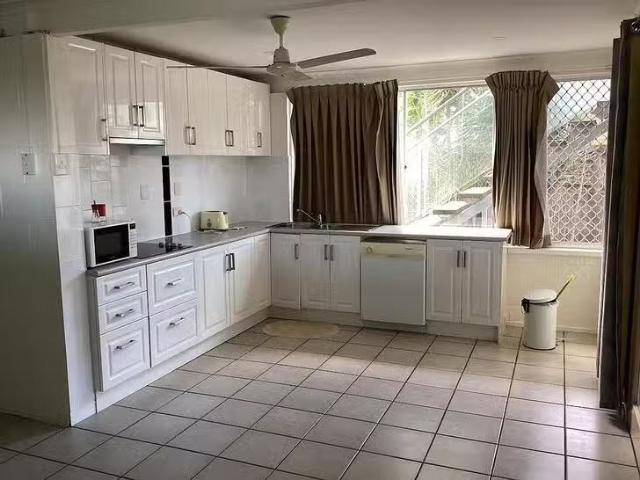 Deal! 1/2 4 Duignan Street, Whitfield, QLD 4870