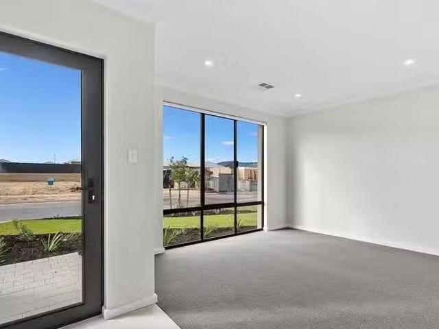 Deal! 12 Bathers Promenade, Jindalee, WA 6036