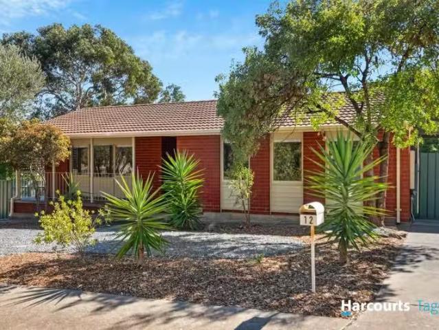 Just in! 12 Eugene Crescent, CHRISTIE DOWNS, SA 5164 House f.