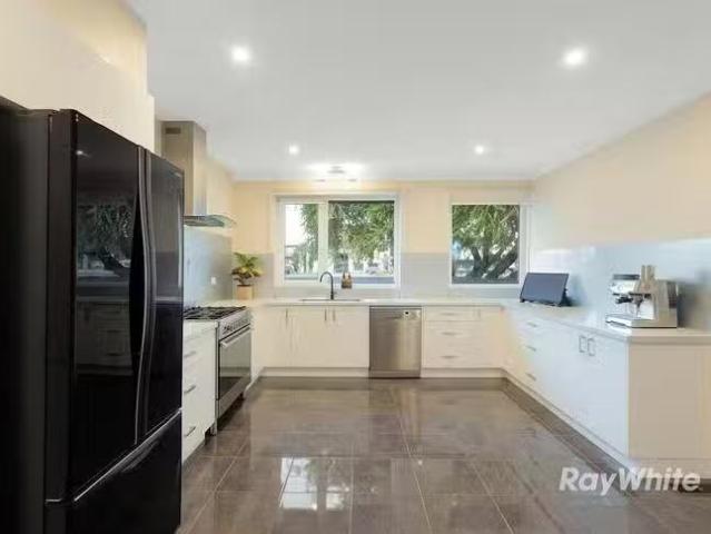 Deal! 1/2 Nina Court, Bentleigh East, VIC 3165