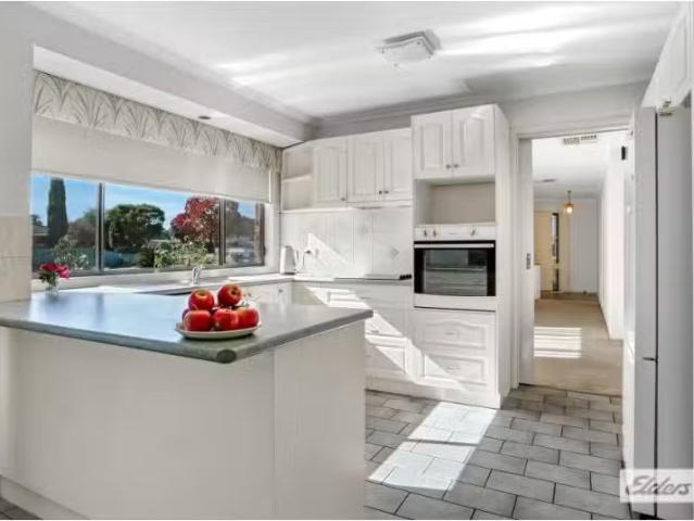 Just in! 131 Townsend Street, Howlong House for rent Listed b.