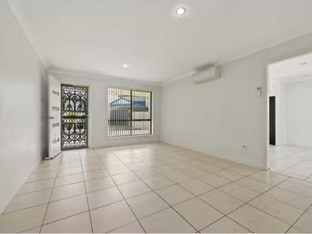 Nice 1/35 Lincoln Road, Port Macquarie Townhouse for rent Lis.