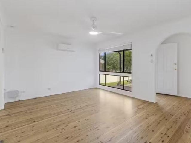Unique 17 Coraldeen Avenue, Gorokan House for rent Listed by.
