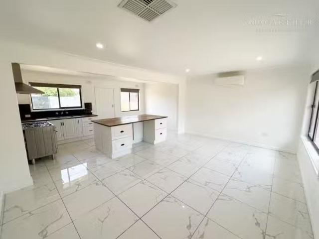 Charming 17 Leavenworth Drive, Mount Austin House for rent Li.