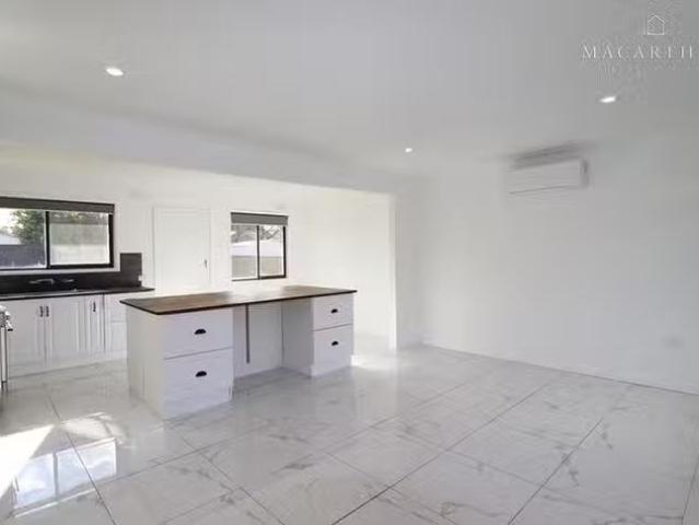 Deal! 17 Leavenworth Drive, Mount Austin, NSW 2650