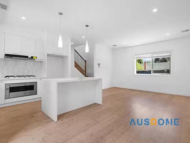 Deal! 1/7B Tatong Road, Brighton East, VIC 3187