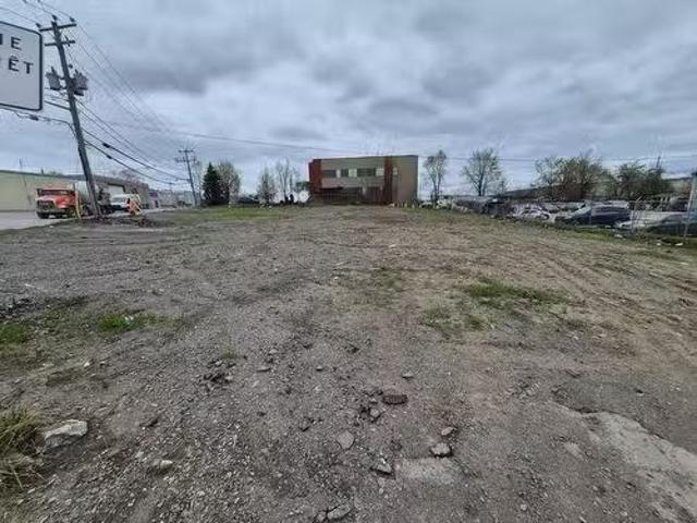 Nice 1419 Boul. Des Laurentides, Laval Vimont, QC, H7M 2Y2.