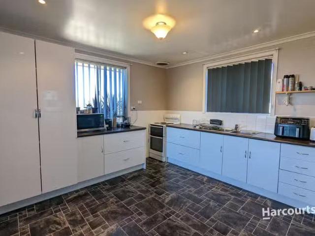 Unique 14 Winter Avenue, UPPER BURNIE, TAS 7320 House for Rent
