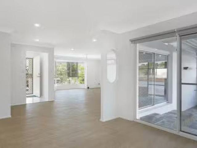 Charming 154 Alexander Drive, Highland Park, QLD 4211