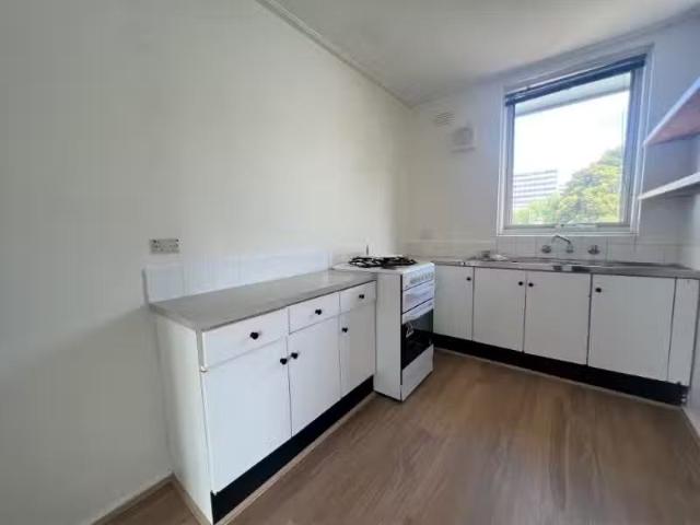 Cheap 15/678 Lygon Street, CARLTON NORTH Apartment for rent L.