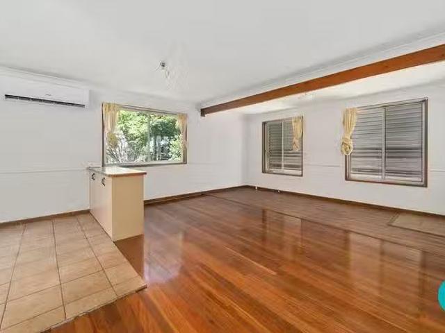 Unique 15 Bushmills Court, Hillcrest, QLD 4118