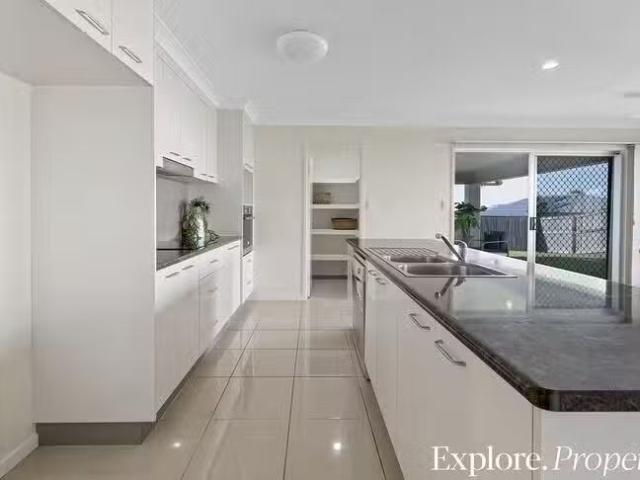Unique 15 Clive Court, Beaconsfield, QLD 4740