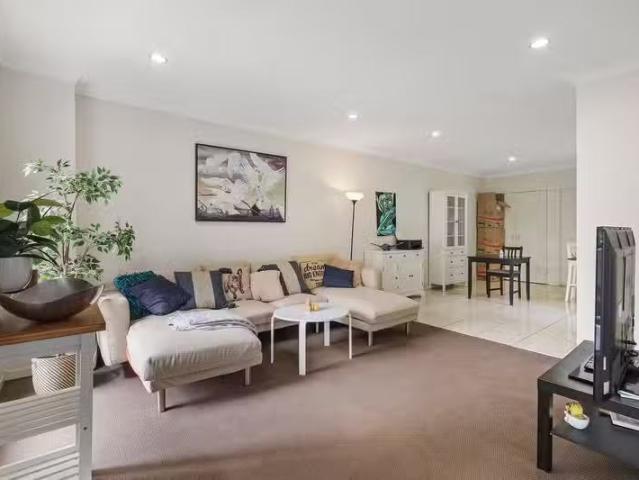Deal! 16/4 Clayton Court, THORNLANDS, QLD 4164 Townhouse for.