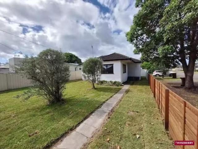 Charming 164 Trafalgar Avenue, Umina Beach House for rent Lis.