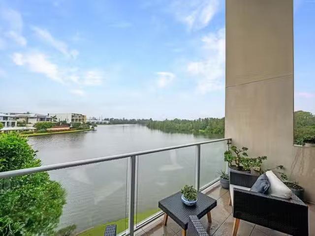 Nice 16/5036 Emerald Island Drive, CARRARA, QLD 4211 Townhou.