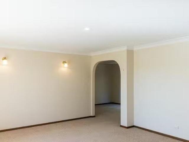 Charming 16 Wayfarer Drive, Susinteraction Inlet, NSW 2540