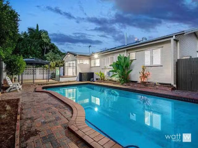 Cozy 16 Cranbourne Street, Chermside West, QLD 4032