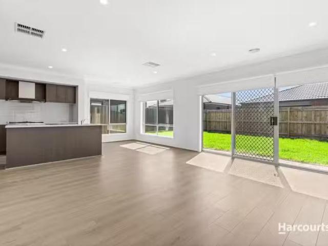 For Rent! 16 Maclaren Drive, MELTON SOUTH, VIC 3338 House Le.