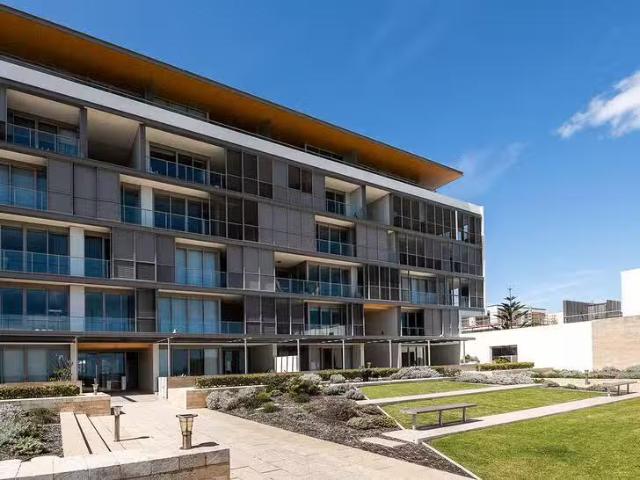Deal! 16B/23 Ocean Drive, North Coogee, WA 6163