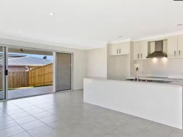 Deal! 1/76 Sarah Drive, Yamanto, QLD 4305