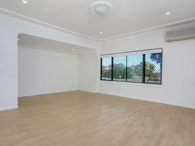 Cozy 179 Carpenter Street, St Marys NSW 2760