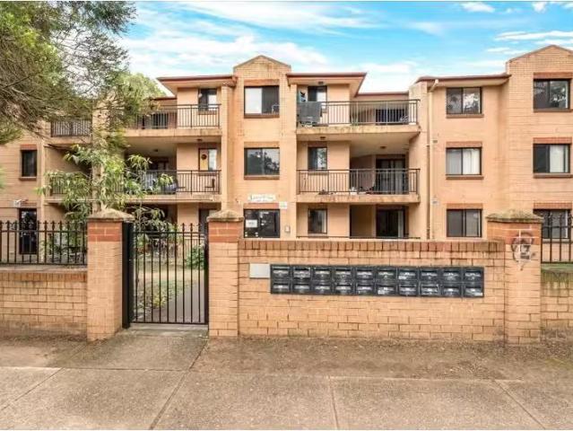 Deal! 18/105 113 Stapleton Street, Pendle Hill Apartment for r.