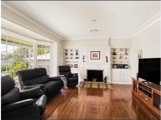 Deal! 18 Binaville Avenue, BURRANEER House for rent Listed by.