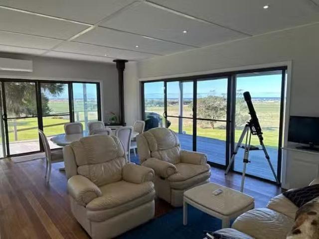 Cheap 18 Pinetree Court, Seaspray, VIC 3851