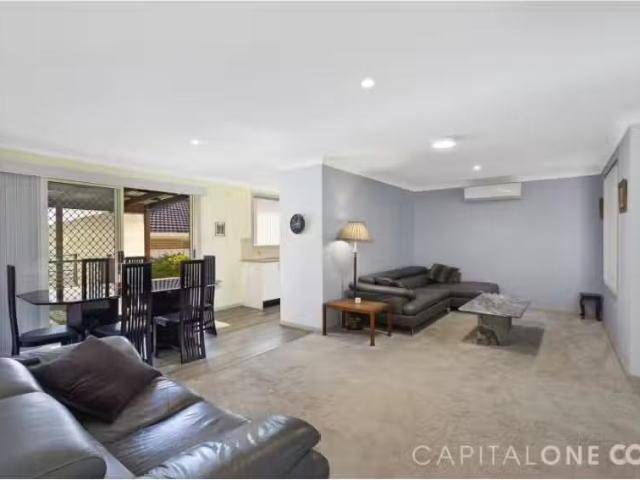 Just in! 18A Bromley Court, Lake Haven Townhouse for rent Lis.