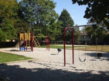 Guelph, Ontario - Patio, Garden, Parking