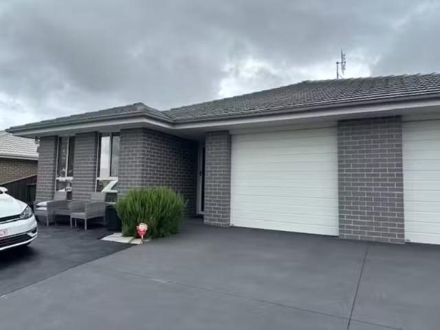 Unique 1/9 Allman Street, Cliftleigh Townhouse for rent Liste.