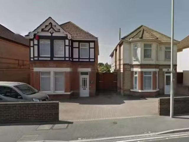 Cheap 1 BA Studio flat for rent in Ashley Road, Parkstone, Poo.