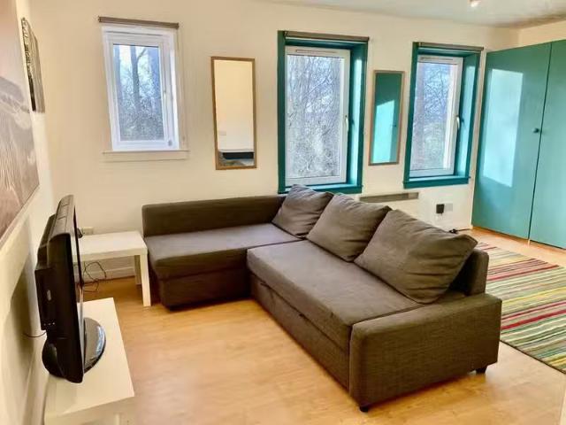 Just in! 1 BA Studio flat for rent in Lee Crescent North, Brid.