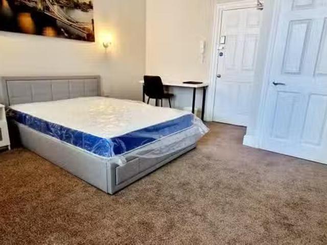 For Rent! 1 BA Studio flat for rent in 2 Berkley Crescent, Gra.