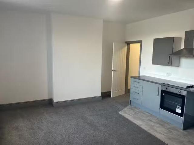 Cheap 1 BA 1 bedroom apartment for rent in Keighley Road, Coln.