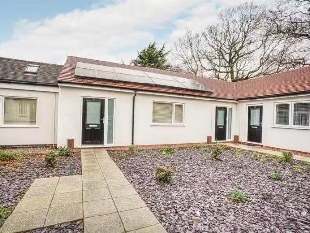 Cheap 1 BA 1 bedroom bungalow for rent in Manor Road, Littleov.