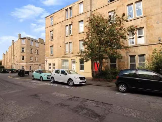 Cozy 1 BA 1 bedroom flat for rent in Caledonian Crescent, Edin.