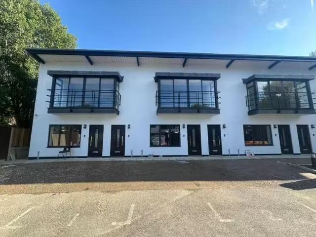 Unique 1 BA 1 bedroom flat for rent in Godstone Road, Whytelea.