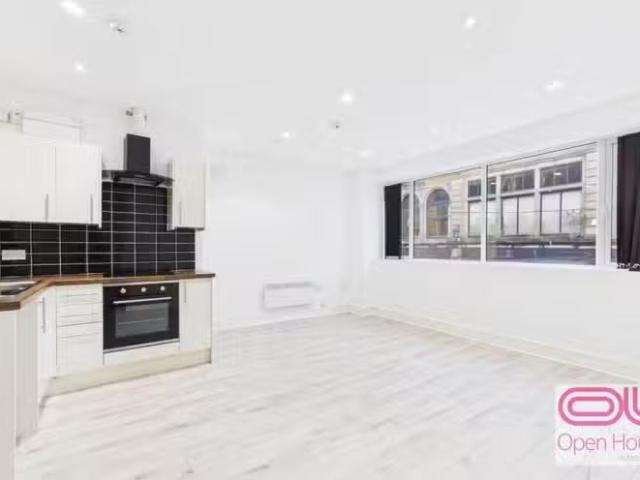 Just in! 1 BA 1 bedroom flat for rent in Hammerton Street, Bur.