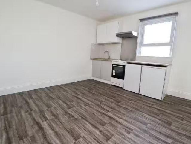Rental! 1 BA 1 bedroom flat for rent in High Street, Brightlin.