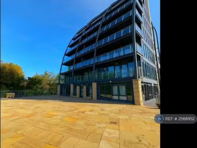 Nice 1 BA 1 bedroom flat for rent in Salts Mill Road, Shipley.