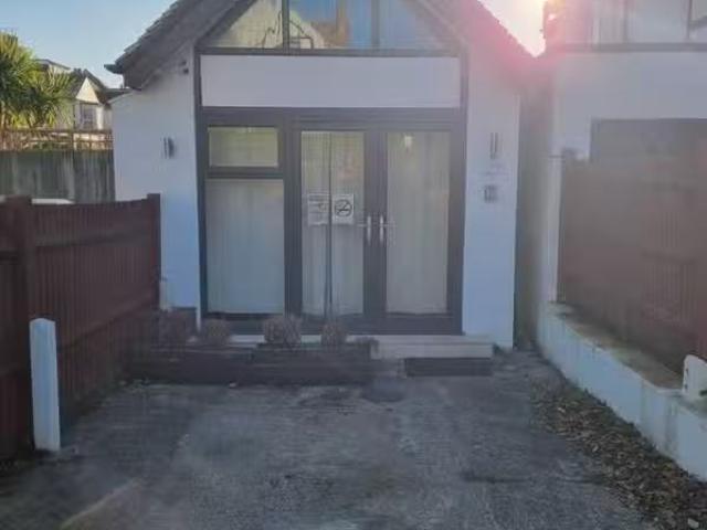Just in! 1 BA 1 bedroom house for rent in New Church Road, Hov.