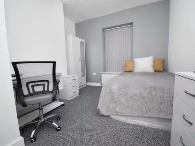 Unique 1 BA 1 bedroom house share for rent in Queensberry Road.