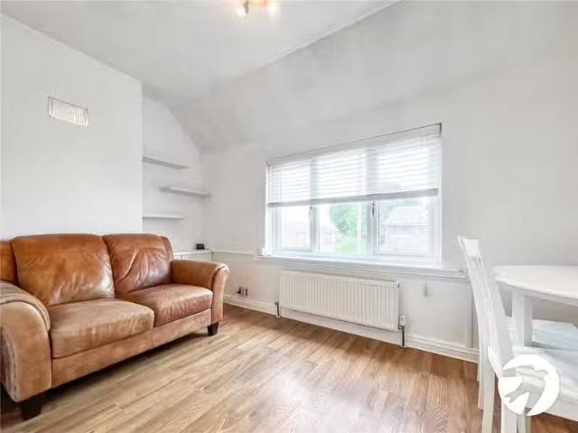 Deal! 1 BA 1 bedroom maisonette for rent in London Road, Swanl.