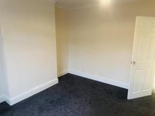Cheap 1 BA 2 bedroom terraced house for rent in Bucks Hill, Ch.
